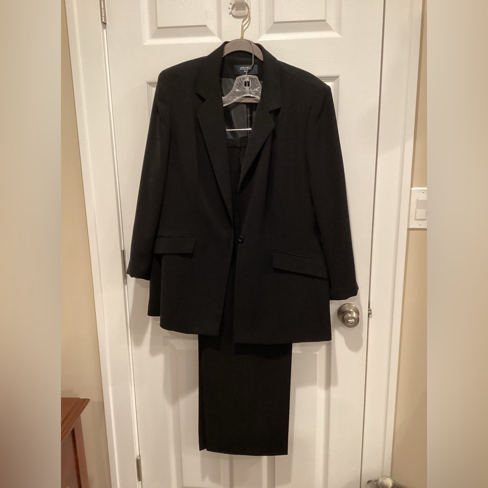 Jones Wear 3pc pants suit Black
Size 18 worn one time